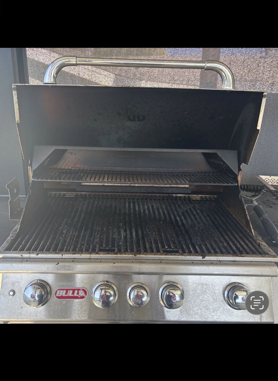 Dirty Bull grill before cleaning