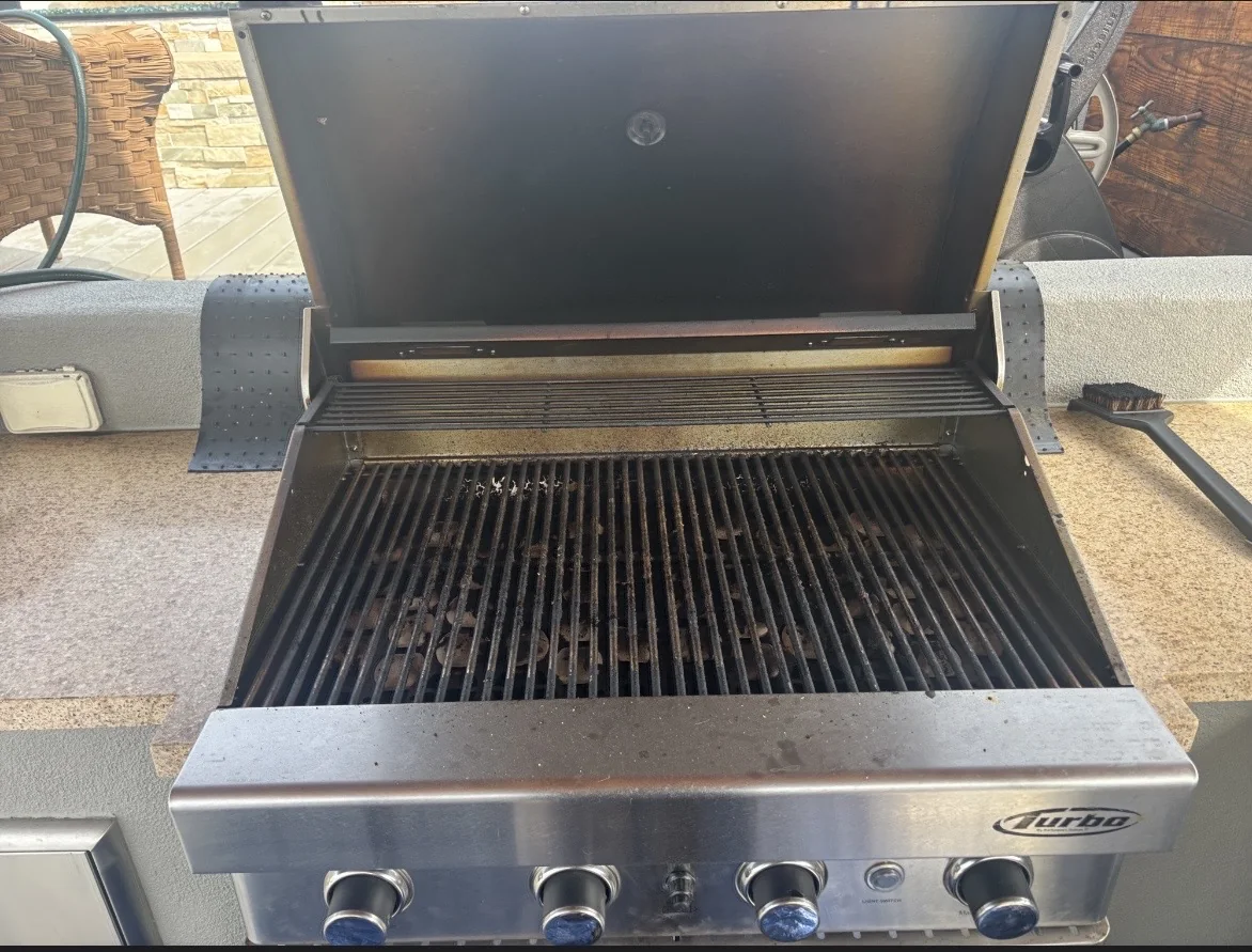 Dirty Turbo grill before cleaning